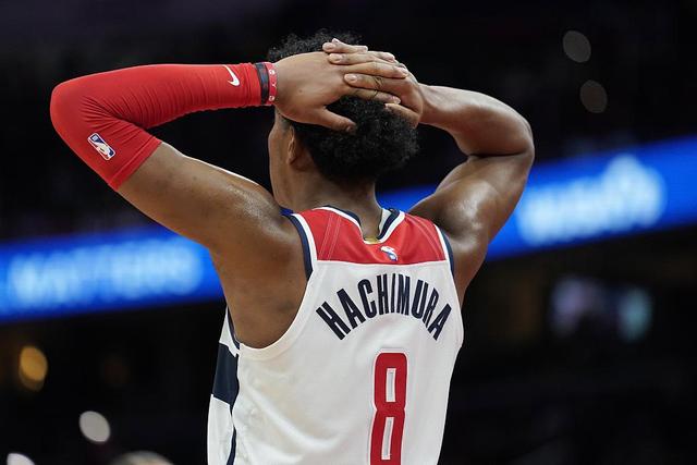 周娅菲担任三亚亚沙会闭幕式中国体育代表团旗手